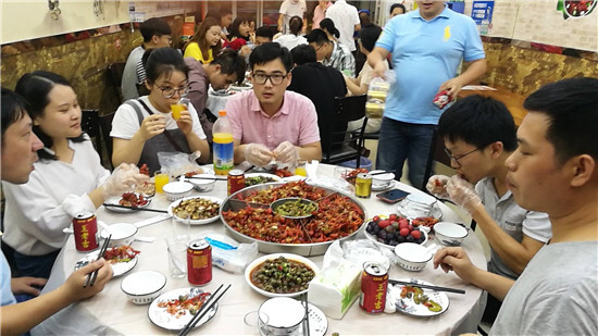 夏日標(biāo)配，小龍蝦盛宴走起！